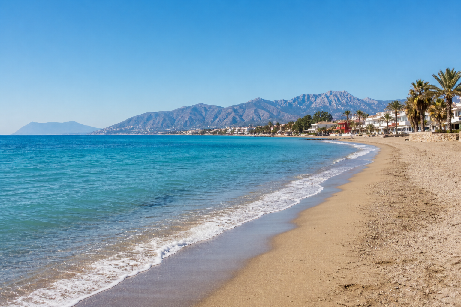 Playa de Málaga con aguas turquesas